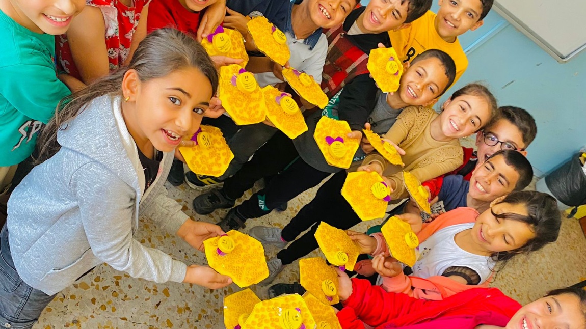 okulumuz 3b sınıfı öğrencilerinin atık yağ kapakları karton ve makarnadan arı kovanı yapım etkinliği